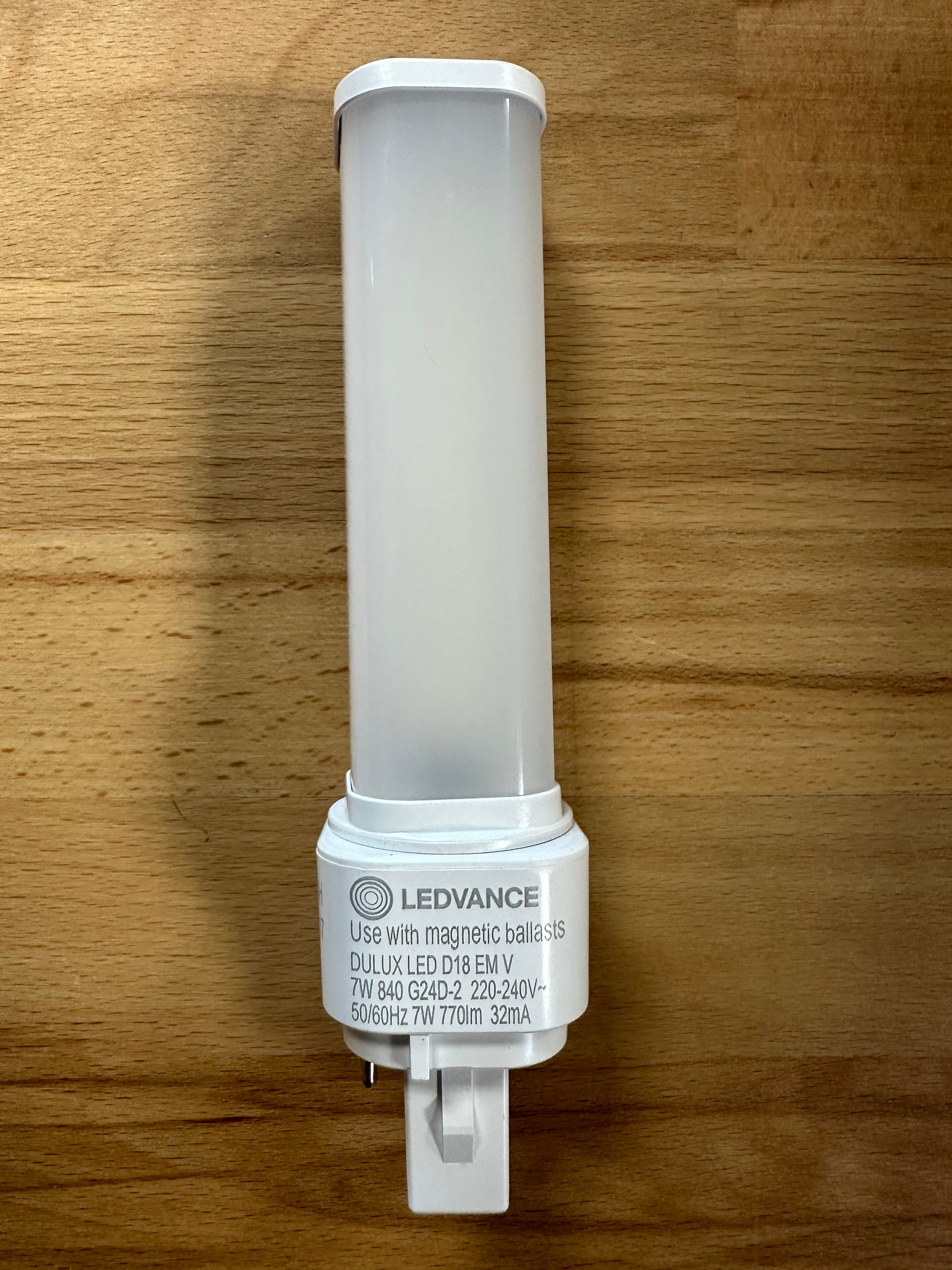 4058075823136 = DULUX LED D18 EM & AC MAINS VALUE 7W 830 G24d-2 700lm - LED Retro