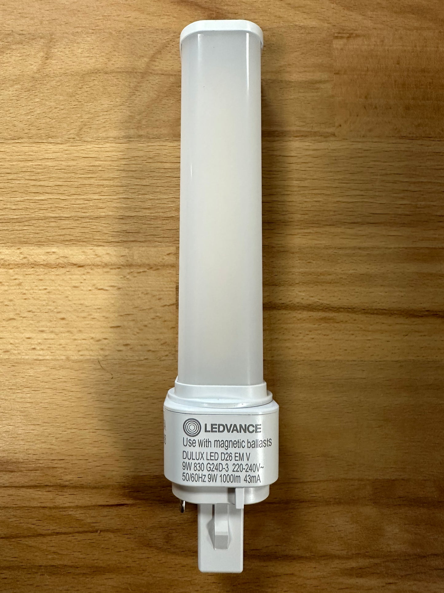 4058075823174 = DULUX LED D26 EM & AC MAINS VALUE 9W 830 G24d-3 990lm - LED Retro