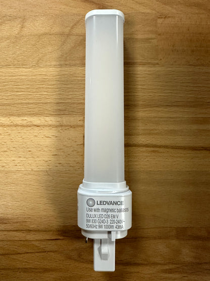 4058075823174 = DULUX LED D26 EM & AC MAINS VALUE 9W 830 G24d-3 990lm - LED Retro