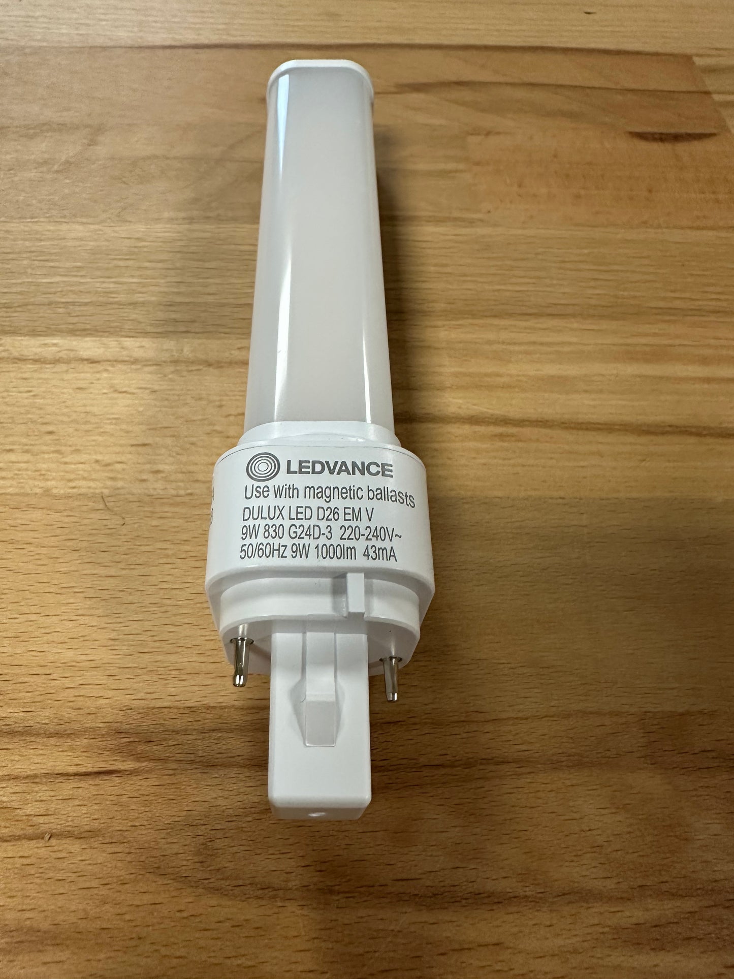 4058075823174 = DULUX LED D26 EM & AC MAINS VALUE 9W 830 G24d-3 990lm - LED Retro